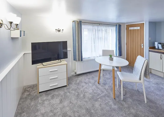 Host & - Princess Place Apartment Whitby